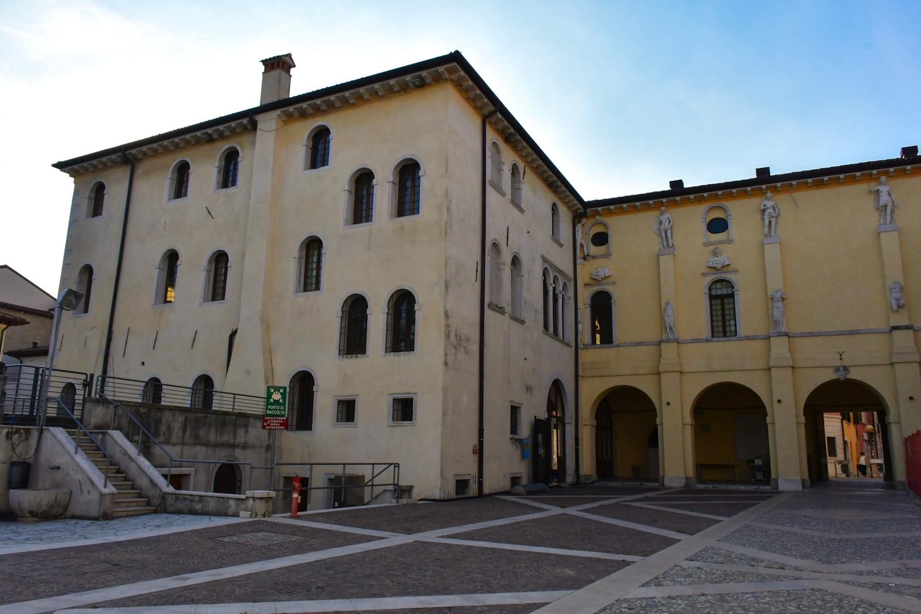 Palazzo Ragazzoni and its arcaded courtyard with statues in Sacile